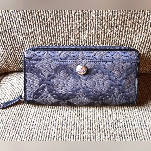Coach Gramercy Black Signature Stitch Long Wallet EUC - Picture 1 of 16